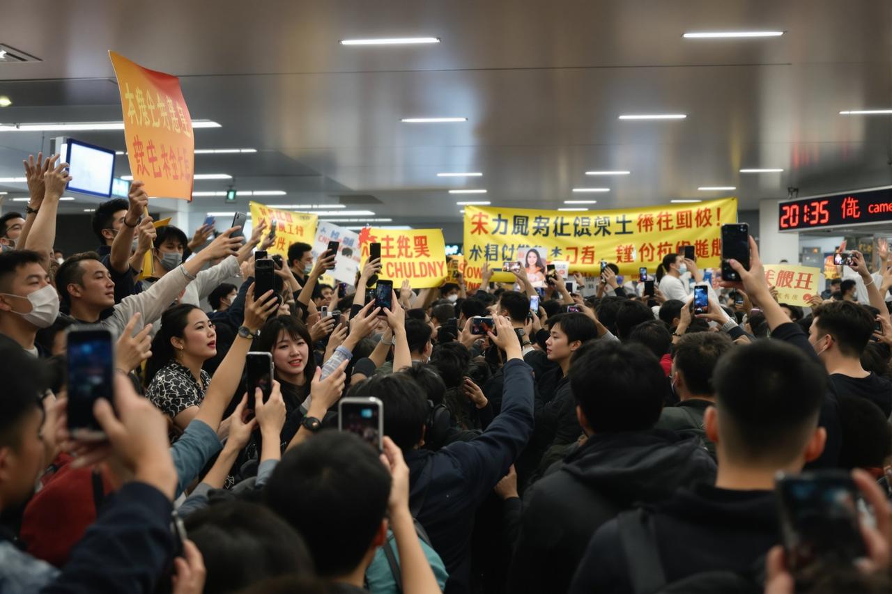 在机场偶遇某男团成员,真人比照片帅多了